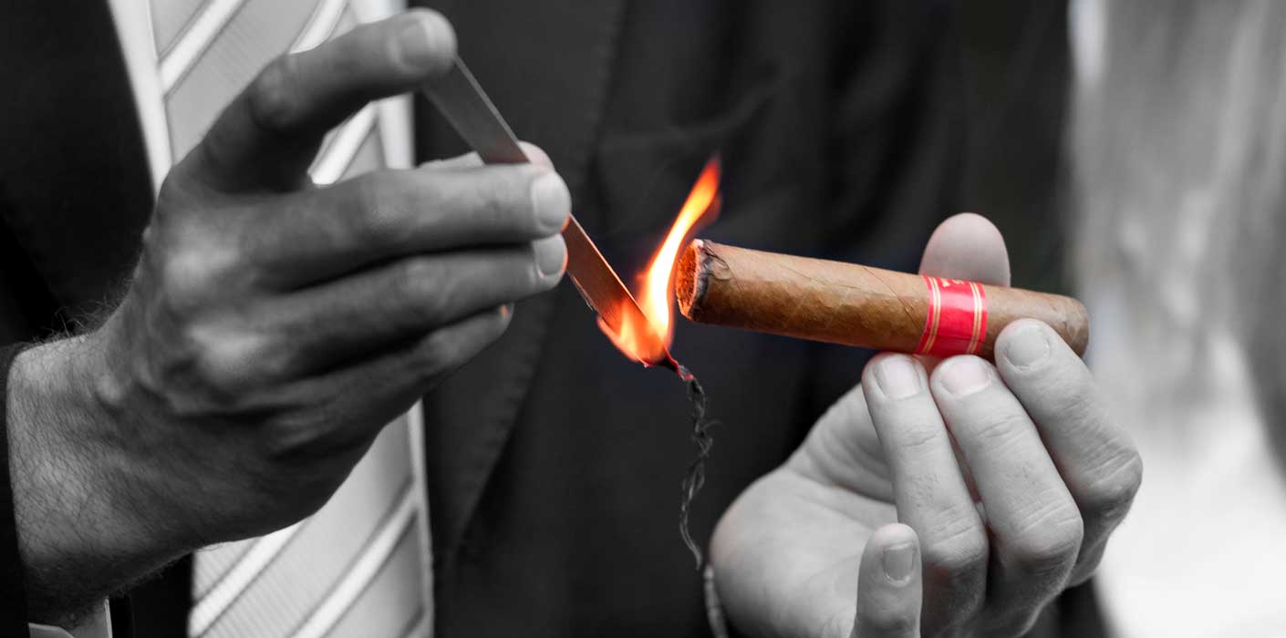 Habano y copa de ron